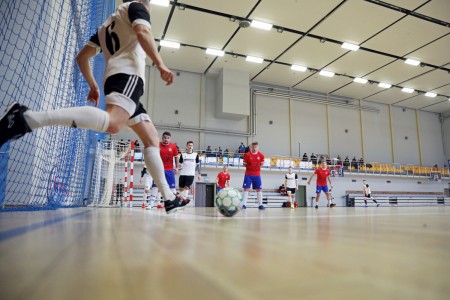 Hala UCS II. Rozgrywki futsalu. [fot. Andrzej Romański]